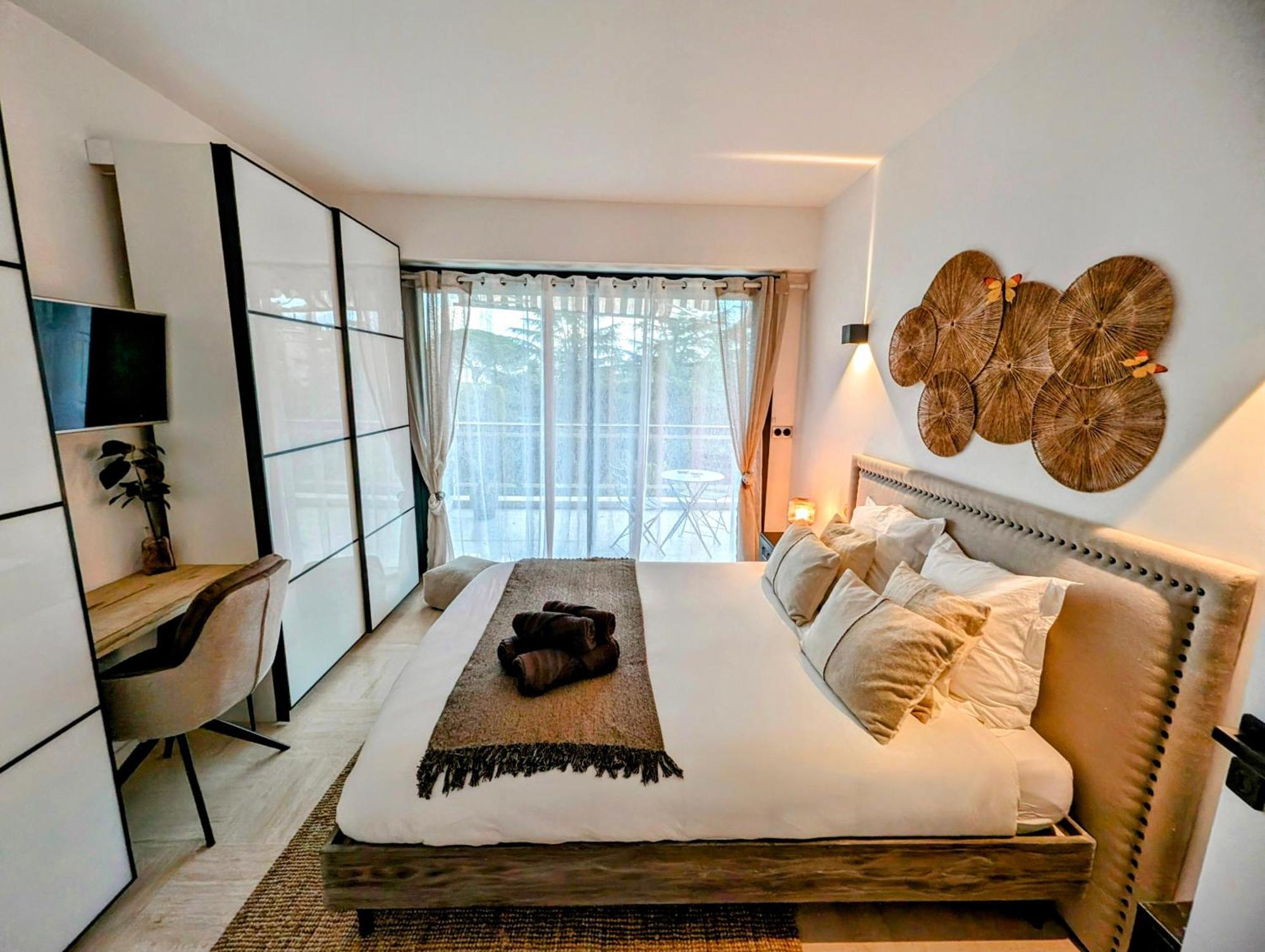 2 Bedrooms Seafront Кан Екстериор снимка