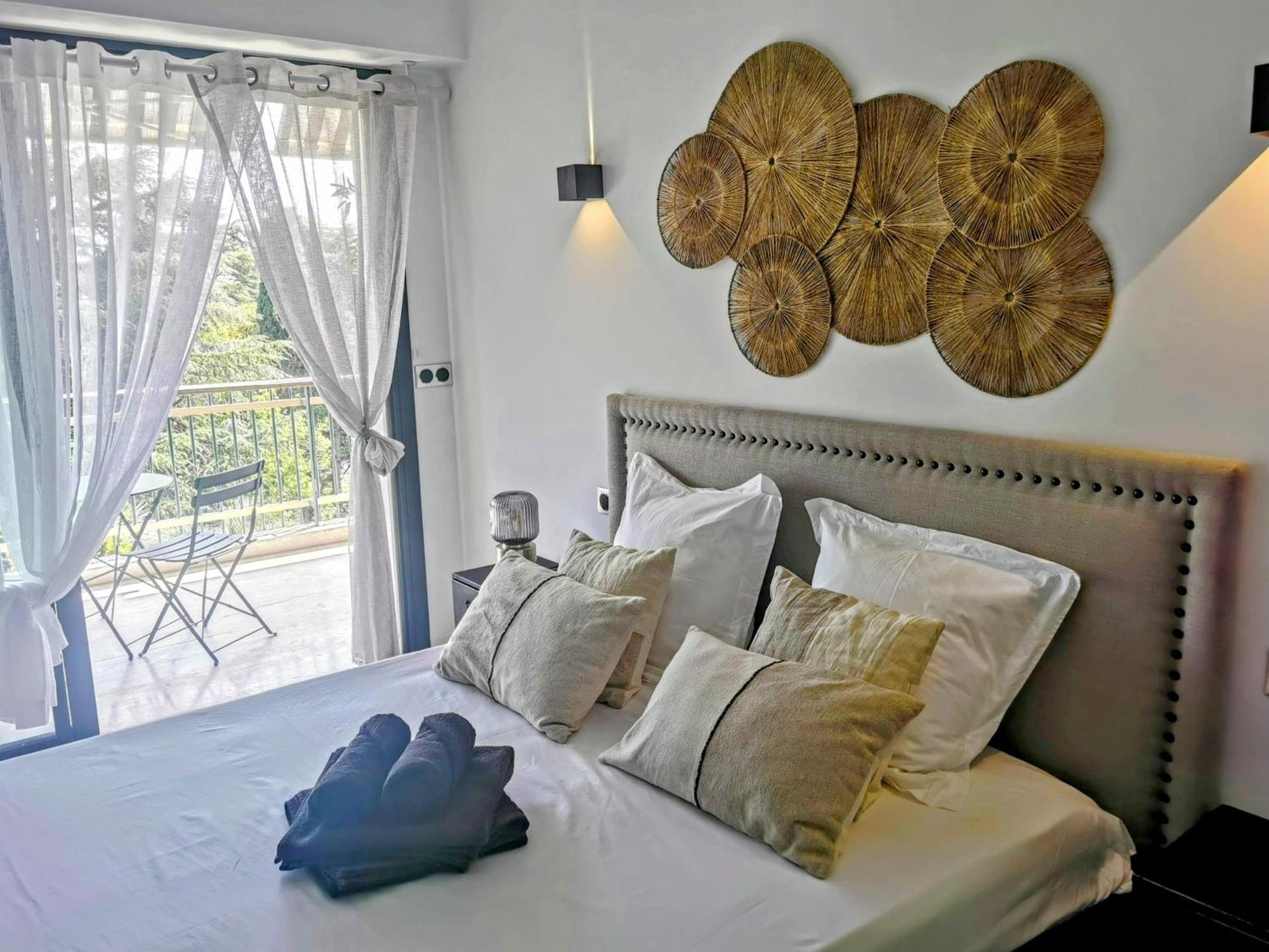 2 Bedrooms Seafront Кан Екстериор снимка