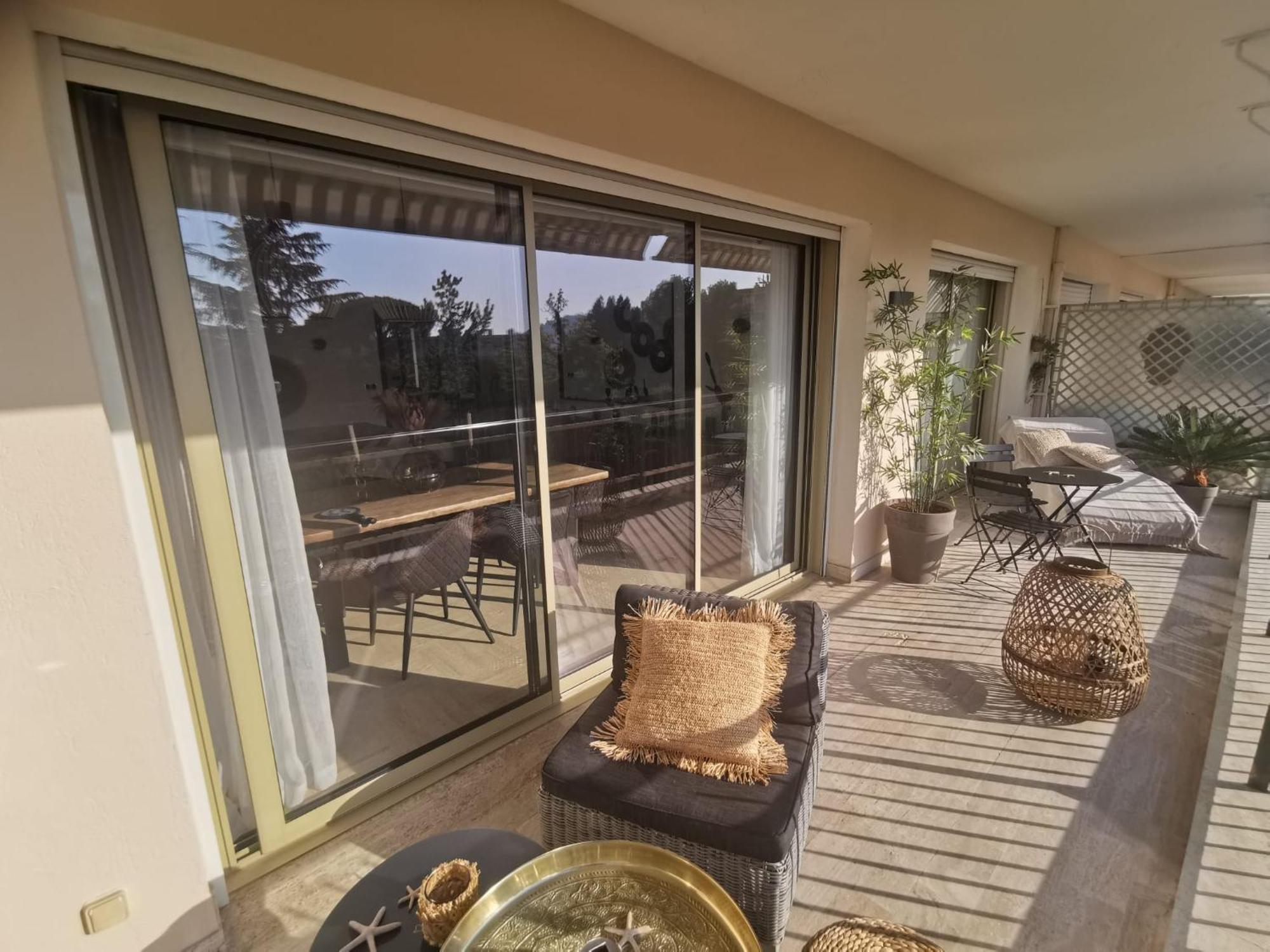 2 Bedrooms Seafront Кан Екстериор снимка